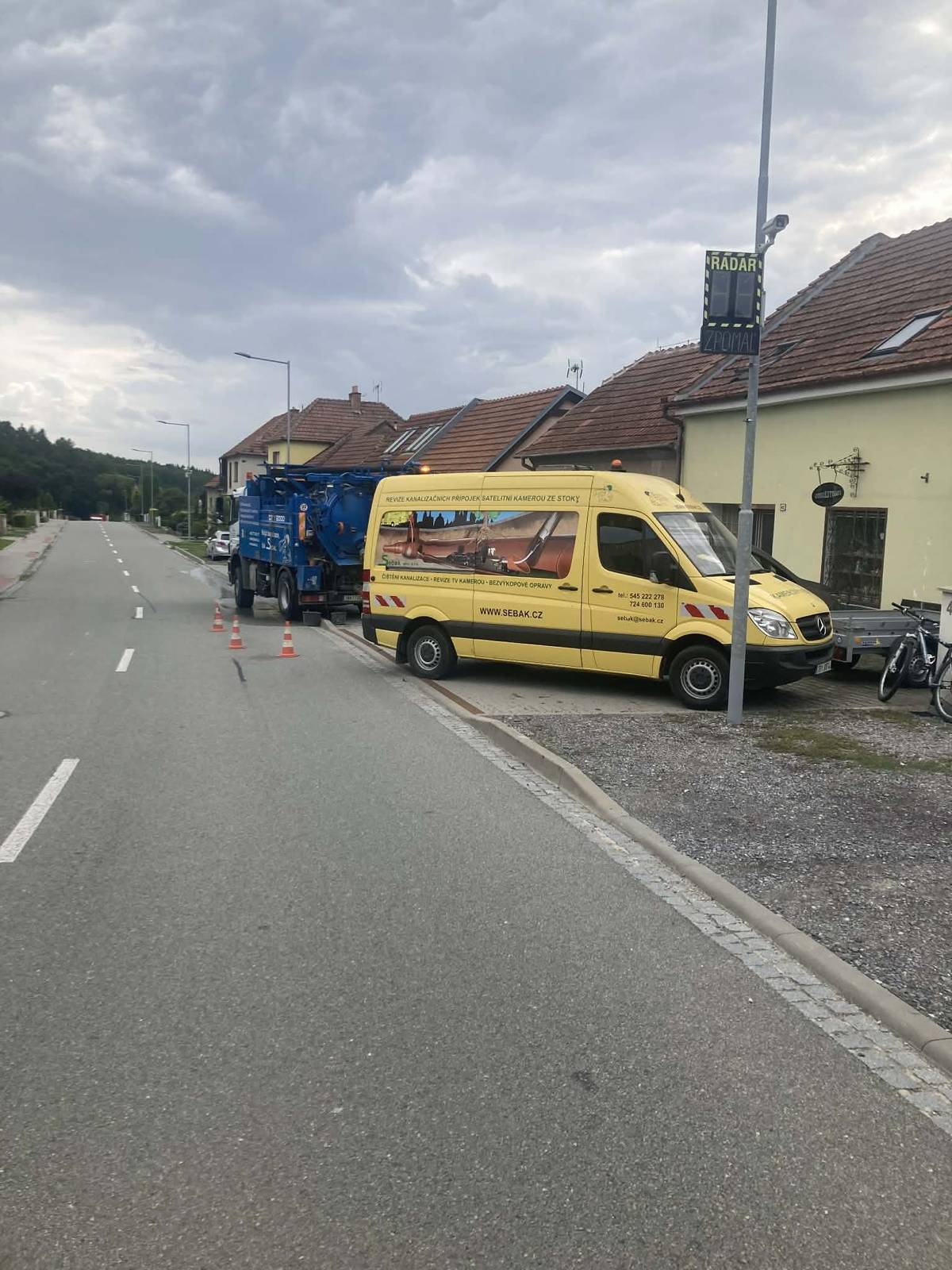 🚧 Na ulici Táborská byly zahájeny přípravné práce před opravou dešťové kanalizace, která se nachází v chodníku.  Oprava je nutná ještě před plánovanou letní výstavbou nového chodníku. Současně v této lokalitě probíhají práce na vybudování optické sítě, které realizuje společnost Nová optika, dceřiná firma společnosti CETIN.  Prosíme, dbejte při pohybu v této oblasti zvýšené opatrnosti. Děkujeme za pochopení a věříme, že toto krátkodobé omezení přispěje ke zlepšení kvality života v této lokalitě.