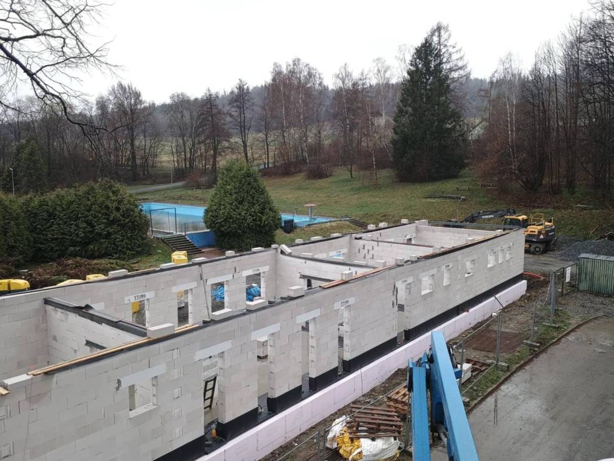 Stavba nového zázemí městského koupaliště pokračuje a je vidět zase o kus víc práce. Postupně vznikají obvodové zdi a celý objekt už začíná dostávat jasné obrysy. Díky rekonstrukci se můžeme těšit na modernější a komfortnější zázemí pro všechny.