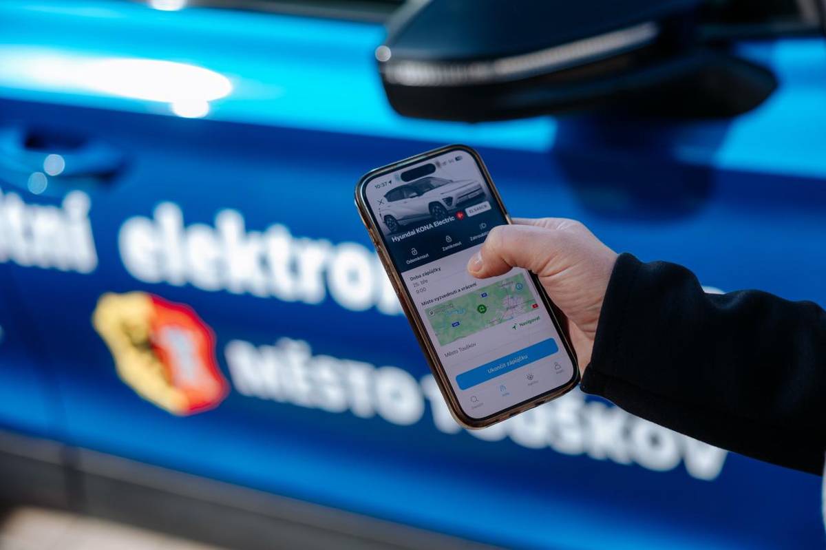 Nově je možné s aplikací Peoplecar využít moderní elektromobil Škoda Elroq, který rozšiřuje službu sdílených vozů ve městě.