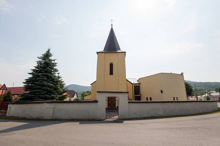Rozpis bohoslužieb počas Veľkonočného týždňa. Veľkonočný týždeň sa nazýva aj tichý, svätý alebo veľký a začína Kvetnou nedeľou. Názov sviatku je odvodený od kvetov – palmových ratolestí, ktorými ľudia Ježiša nadšene vítali.