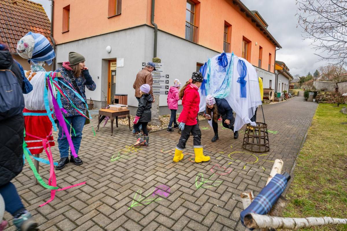 V letošním roce nebylo počasí při této akci nejteplejší. Proto jsme se museli 21. března 2026 zahřát nejprve svižným pochodem s Moranou včele, poté jejím upalováním a kamenováním a dále venkovními hrami a ohníčkem.