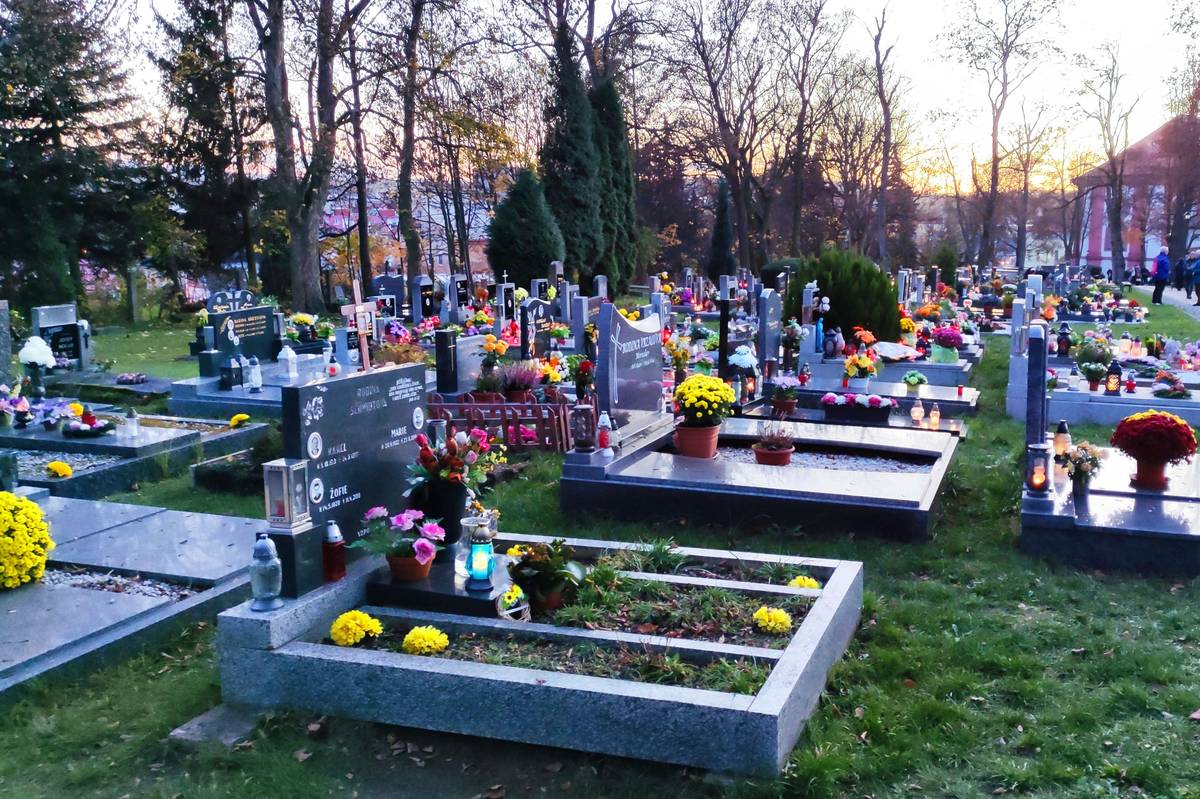 CHODOV (2. 4. 2026) – Nová hrobová místa vzniknou ještě v letošním roce na městském hřbitově v Chodově. Radnice tak pokračuje v plánované revitalizaci areálu a i letos rozšíří kapacity pohřebiště, konkrétně v oddělení D. „Půjde o poslední řadu v tomto oddělení, nicméně máme vytipovanou i další část hřbitova pro budoucí rozvoj,“ uvedl místostarosta Luděk Soukup. Podle starosty Patrika Pizingera si výstavba nových epitafních hrobů vyžádá přibližně 200 tisíc korun. Hotovo by mělo být do konce první poloviny letošního roku. Z důvodu nevyhovujících geologických podmínek už není možné v Chodově pohřbívat do země. Město se proto dlouhodobě zaměřuje na budování epitafních a urnových hrobů. Revitalizace hřbitova probíhá systematicky už několik let. V minulosti zde vznikly dvě řady urnových a epitafních hrobů, nové kolumbárium, boční vstupní brána i zázemí pro velkoobjemové kontejnery. Postupně se také opravuje staré oplocení. Součástí péče o hřbitov je i obnova historicky významných míst. Rekonstrukcí prošla například hrobka chodovské průmyslnické rodiny Gaschů nebo hrob prvního chodovského starosty Karla Fenkla, stejně jako další hroby významných osobností města.