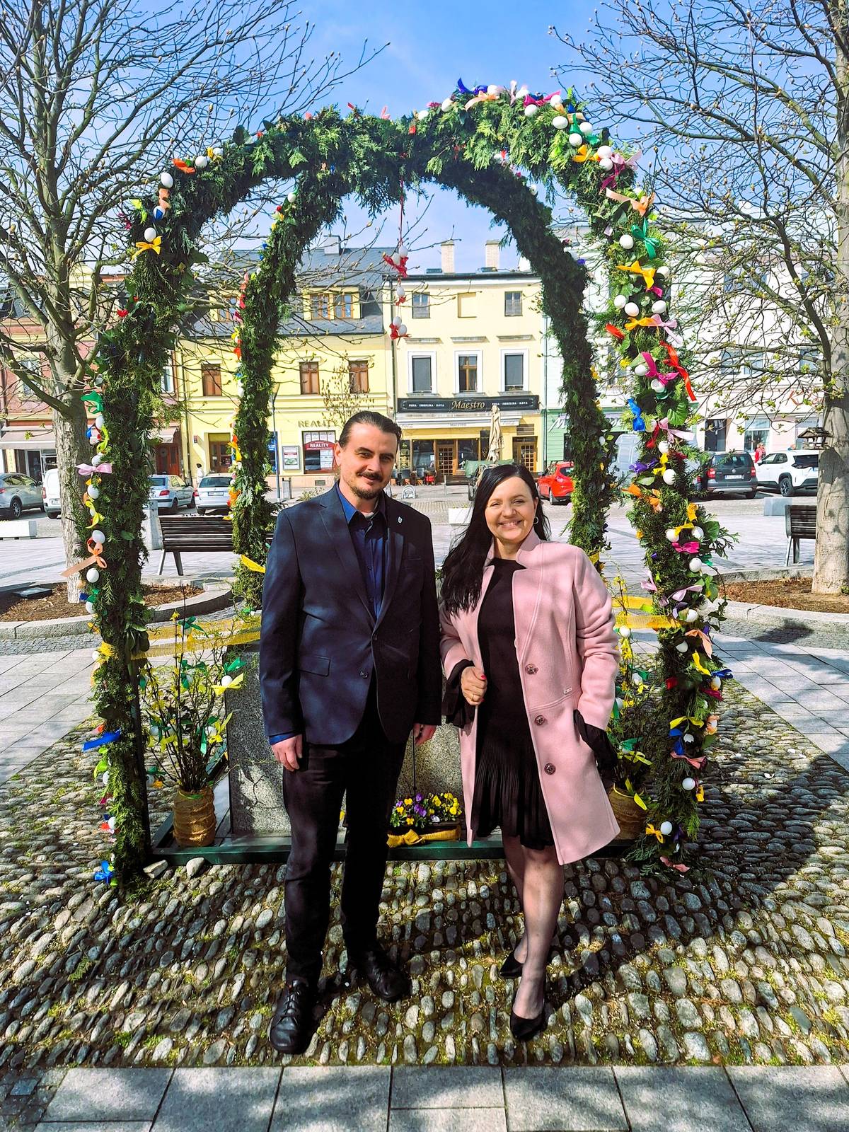 Vážení spoluobčané, milí Hlučíňané, s příchodem jara k nám opět zavítaly Velikonoce, svátky naděje, obnovy a probouzející se přírody. Pro mnohé z nás jsou tyto dny symbolem hluboké křesťanské tradice, připomínkou vítězství života a duchovního rozjímání. Zároveň jsou však i oslavou lidových zvyků, které do našich domovů vnášejí radost, pestrost barev a jarní energii. Přejeme vám, abyste tyto sváteční chvíle prožili v poklidu, obklopeni svými blízkými a přáteli. Nechť jsou vaše domovy naplněny vzájemným porozuměním a srdečnou atmosférou, která k hlučínským Velikonocům neodmyslitelně patří. Věříme, že načerpáte dostatek sil do dalších jarních dnů a užijete si krásy našeho rozkvétajícího města. Klidné a požehnané Velikonoce vám přejí Petra Tesková, starostka města a Václav Škvain, místostarosta města. #hlucin #mestohlucin #velikonoce #svatkyjara #krestanskatradice #krestanskesvatky