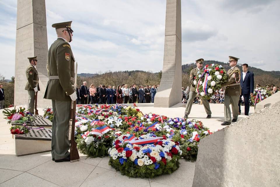 Neděle 19. dubna 2026  k uctění památky 81. výročí vypálení osady Ploština a dalších osad či samot v okolí.  13:00 mše svatá v kapli Panny Marie Bolestné  14:00 kladení věnců u památníku  15:00 slavnostní projevy