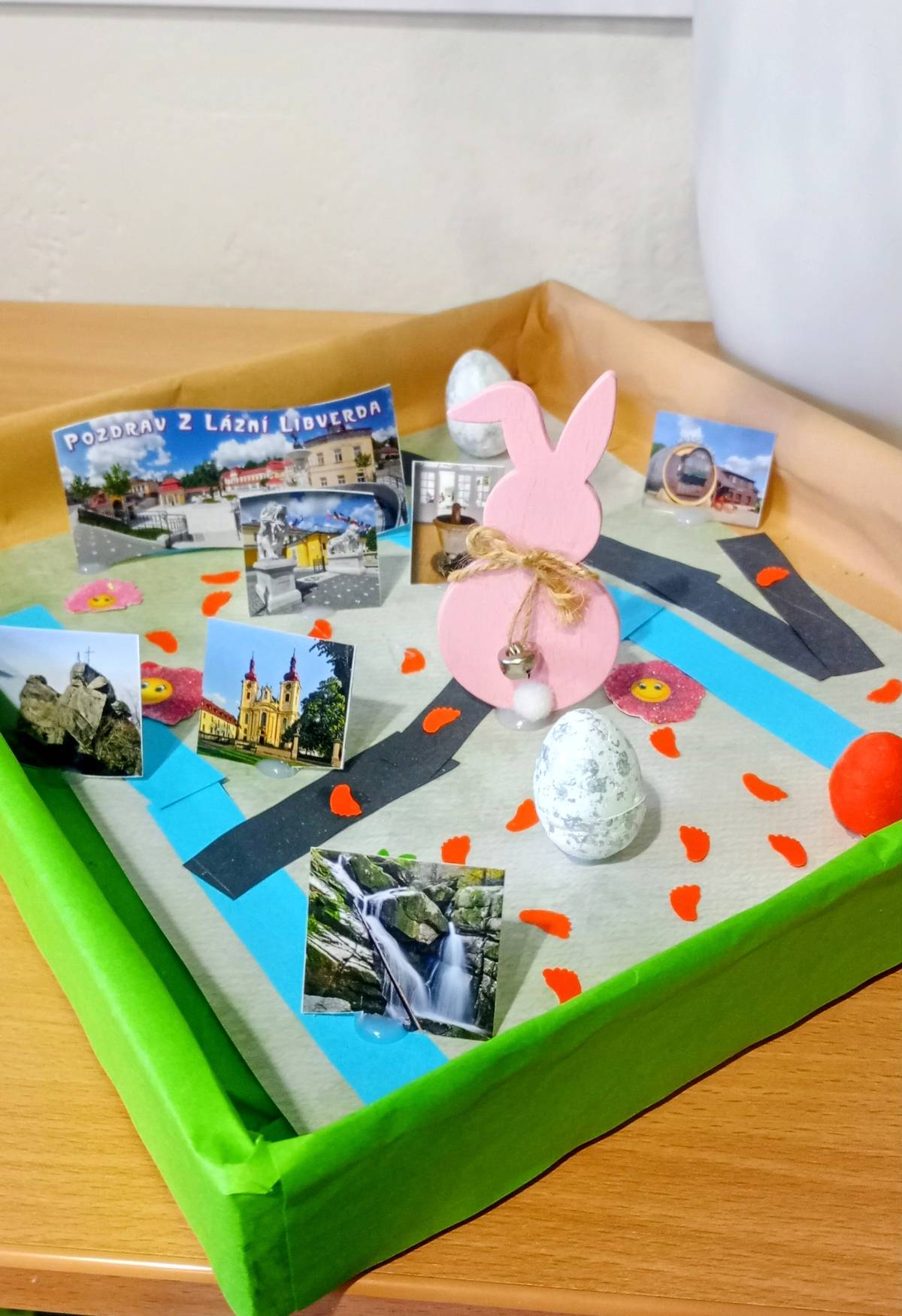 Velké poděkování patří všem dětem, které se zapojily do výtvarné soutěže První dobrodružství velikonočního zajíčka Velmi nás potěšilo, s jakým nadšením, fantazií a pečlivostí jste se do tvoření pustily. Vznikla celá řada nádherných obrázků, kraslic i mozaik, které vytvořily kouzelný zajíčkovský svět plný barev, nápadů a velikonoční nálady. Každé dílo bylo jedinečné a bylo vidět, kolik času i snahy jste mu věnovaly. Právě díky vám ožil velikonoční zajíček na papíře i v dalších krásných výtvarných podobách.  Poděkování patří také dětem ze Základní škola Lázně Libverda za jejich aktivní účast a krásné práce. Vážíme si toho, že jste se do soutěže zapojily v tak hojném počtu a s takovou chutí tvořit. Děkujeme všem malým i velkým umělcům za jejich kreativitu, šikovnost a radost z tvoření. Udělaly jste nám velkou radost a pomohly vytvořit krásnou velikonoční atmosféru   Pro všechny malé i velké je připravena odměna, kterou si můžete vyzvednout v Informačním centru. Kompletní fotofgalerie zde: https://www.facebook.com/ObecLazneLIbverda