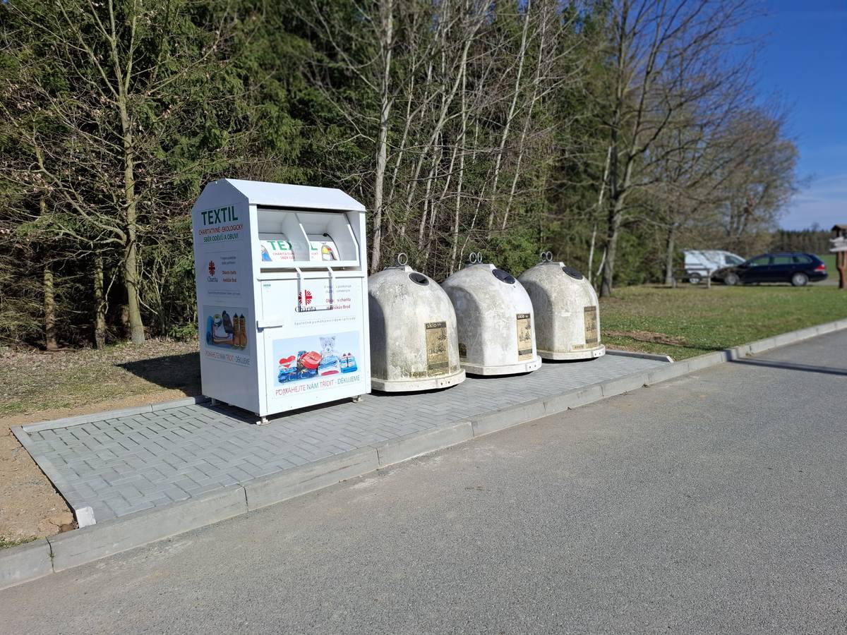 Vážení občané,  z důvodu rušení sběrného místa u ZŠ Hněvkovice bylo vybudováno nové místo pro sběr textilu a bílého skla před vodárnou v Hněvkovicích (výjezd ze "Zlodějské" ulice směr na Zahájí).  V dohledné době bude místo u ZŠ zrušeno a zbylé sběrné nádoby budou přemístěny na nové místo, o kterém budete informováni.