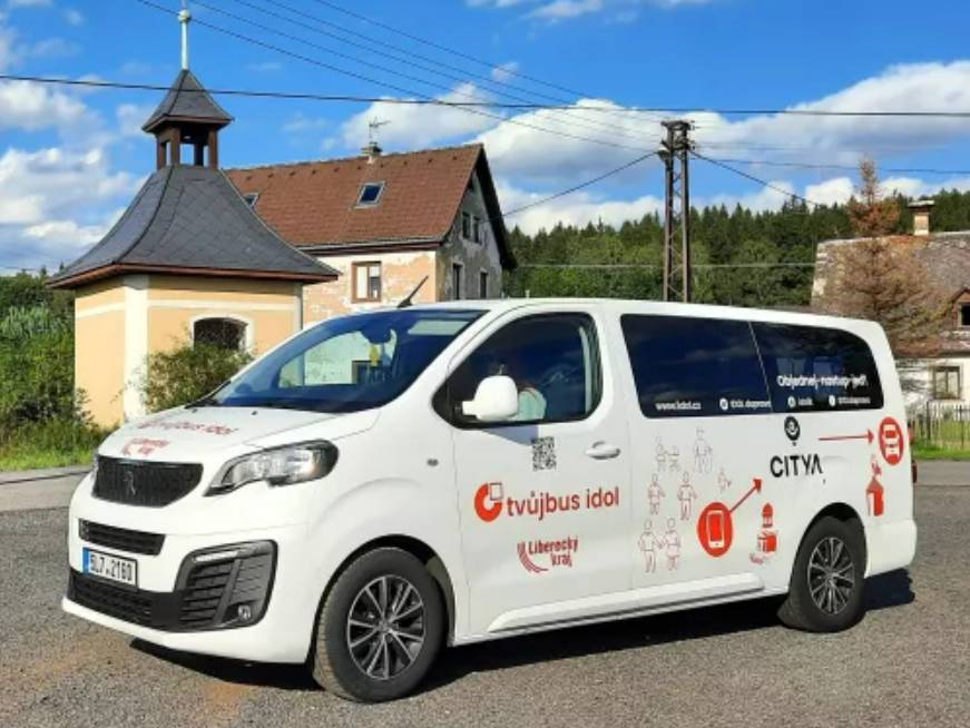 Na základě nabídky společnosti KORID LK (zajišťuje veřejnou dopravu v Libereckém kraji) a ve spolupráci s obcí Koberovy by měla od 7. dubna začít fungovat nová dopravní služba Tvůj Bus.   Jak to funguje?  Objednáte si jízdu: V aplikaci nebo po telefonu. Vyzvedneme vás: Řidič přijede na smluvené místo v daném regionu. Odvezeme vás: Dopravíme vás na požadovanou adresu nebo zastávku k přestupu.  Jedná se o doplňkovou službu ke stávajícím spojům, která bude pokrývat spojení mezi Horskou Kamenicí, Železným Brodem, Koberovy, Prosíčkou a Malou Skálou ve všední dny v čase 6–18 hodin. Pro tuto doplňkovou službu jsou stanoveny pevné časy, např. s odjezdem na Horskou Kamenici v 6, 9.55 a 17.31 hodin. Kromě nich, pokud bude mít řidič v požadovaný čas volno a nebude dopravní prostředek naplněn, si budou moci občané objednat spoj i jiný, v pro ně potřebný čas.  TvůjBus 854 obsluhuje od  7. 4. 2026 oblast Horská Kamenice - Železný Brod - Koberovy - Prosíčka - Líšný  Provozní řád linky TvůjBus 854 na https://www.iidol.cz/data/folders/n525pfygfi/l_534854_tvujbus_provozni_rad_20260407_prefinal.pdf  Mapa nástupních míst na https://www.iidol.cz/data/folders/n525pfygfi/priloha_2026_tvujbus_zb_.pdf  Všechna nástupní místa jsou součástí vyhledavače mobilní aplikace TvůjBus IDOL.  Jak si TvůjBus objednat? 1) Přes aplikaci TvůjBus IDOL  Nejrychlejší způsob. Aplikace vás provede celým procesem a vy přesně víte, kde se vozidlo nachází. Stáhněte si aplikaci:  Pro Android https://play.google.com/store/apps/details?id=io.citya.passenger.idolgo&pli=1 Pro iOS https://apps.apple.com/cz/app/tv%C5%AFjbus/id6621230320  Jak na to:  Odkud a kam: Polohu zadáte ručně nebo ji aplikace načte přes GPS. Kdy: Zvolte čas odjezdu (můžete objednat až 24 hodin předem). Potvrzení: Aplikace vám ukáže, kde a v kolik hodin na vás bude vozidlo čekat.  2) Přes telefon Pokud nemáte chytrý telefon, zavolejte na Centrální dispečink IDOL. TvůjBus IDOL má své tel. číslo: +420 705 525 999   Kdy a jak TvůjBus jezdí Služba funguje ve dvou režimech, aby vyhověla jak náhodným cestám, tak pravidelnému dojíždění. 1. Operativní doprava (Jedete kdykoliv) Potřebujete k lékaři nebo na nákup? V tomto režimu si objednáte cestu na kterýkoliv čas a v jakékoliv trase v rámci obsluhovaného území. 2. Garantované spoje (Semifixní doprava) V časech, kdy se jezdí do škol a zaměstnání, funguje TvůjBus podobně jako linkový autobus. Má garantované časy a trasy, aby se děti a pracující dostali včas tam, kam potřebují. V tuto dobu není možné TvůjBus objednat na jinou trasu. Musím se objednávat?  Fixní zastávky: Čas odjezdu je pevný, objednávka není třeba (funguje jako běžný bus). Zastávky na znamení: Zde je nutné nástup předem objednat. Konkrétní rozdělení zastávek najdete v provozním řádu.    Kolik to stojí? Platí zde běžný Tarif IDOL.  Odbavíte se stejně jako v autobuse (hotově, platební kartou, Opuscard nebo aplikací Idolka). Neplatíte žádné speciální příplatky za objednání.  Vejdu se do vozu? TvůjBus je mikrobus s kapacitou 6 až 7 míst. Vždy se snažíme plánovat trasy tak, abychom vyhověli všem objednaným cestujícím. Mám kočárek Ano, kočárky vozíme.  Řidič ho podle velikosti a obsazenosti vozu uloží (zpravidla ve složeném stavu). Je dobré na to upozornit už při objednávce nebo domluvě s řidičem.  Potřebujete poradit? Zavolejte nám: 488 588 788 (Infolinka IDOL) Napište nám: info@korid.cz Odpovíme do 2 dnů.