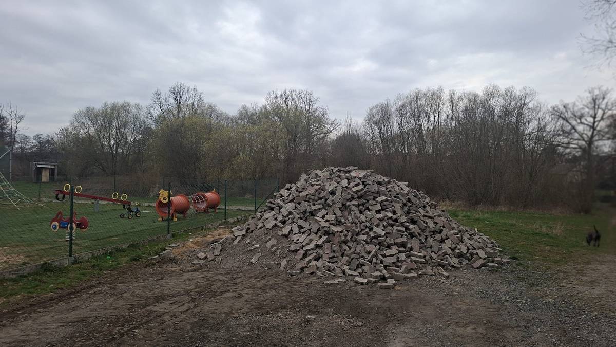 Pro obyvatele městské části Praha – Újezd je k dispozici zdarma použitá betonová dlažba typu „Vlnka“ o rozměrech 24 × 13 × 6 cm (za podmínky zajištění vlastního naložení a odvozu). V případě zájmu kontaktujte, prosím, úřad městské části na tel. čísle: 272 690 545 nebo starostu na tel. čísle 737 212 527.