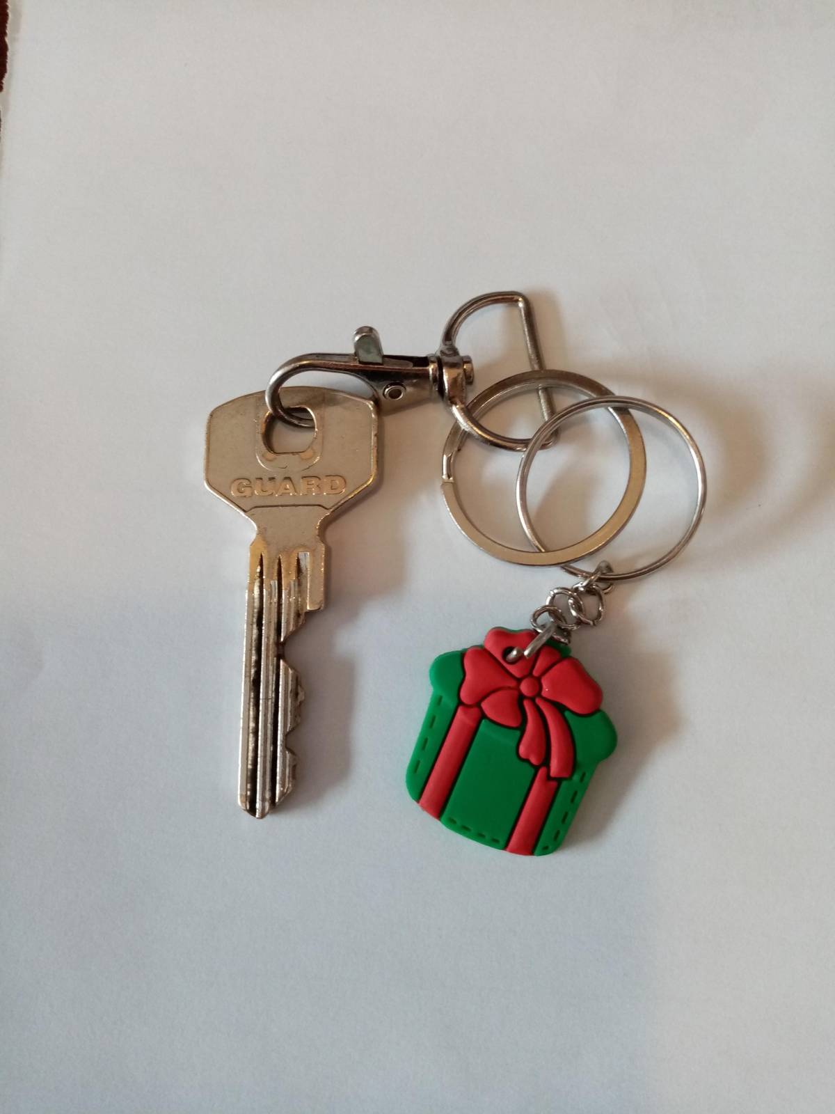 Na náměstí u bývalé hasičárny byl nalezen klíč s červenozelenou klíčenkou ve tvaru dárku.  Majitel klíč dostane v Infocentru ve Chřibské.