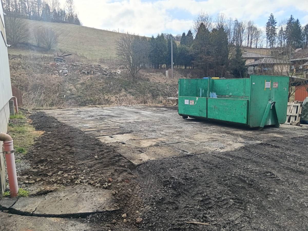 Vážení a milí spoluobčané, od 1.4.2026 můžete nově využívat kontejner na bio odpad, který je umístěn v blízkosti Sběrného místa na ul. Údolní. Do kontejneru patří: listí, tráva, kůra, piliny, seno, sláma a drobný dřevní odpad. Na volnou plochu (panelové místo v zadní části plochy) lze ukládat dřevní hmotu určenou ke štěpkování. (větve, apod.) Ne pařezy a kořenový systém. Děkujeme za spolupráci.