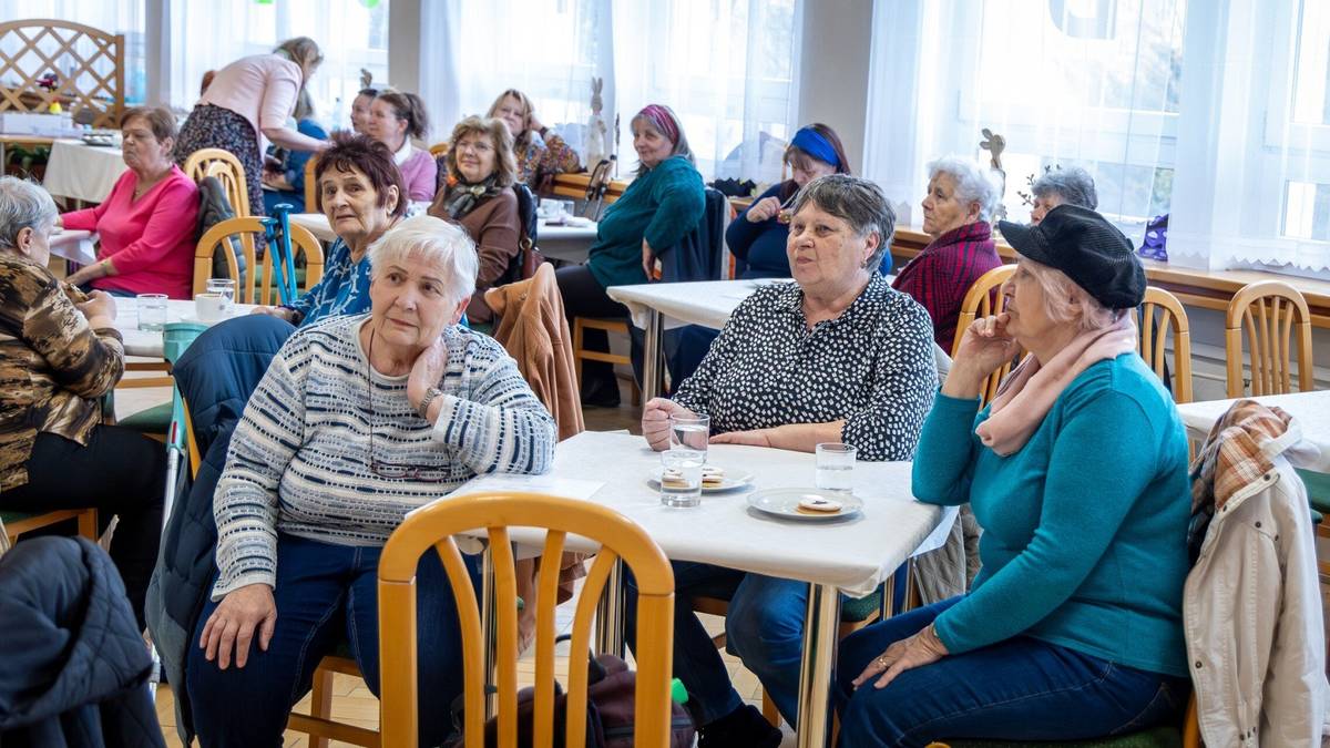 Přátelská atmosféra, otevřený dialog a tvořivá nálada provázely další setkání S primátorkou bez formalit, které se uskutečnilo ve středu 1. dubna 2026 v Restauraci Radnice. Akce nabídla nejen možnost diskutovat o aktuálních tématech a rozvoji města, ale také příležitost zapojit se do společné tvorby velikonočních ozdob. Primátorka během setkání odpovídala na dotazy občanů, naslouchala jejich podnětům a sdílela plány vedení města do dalších měsíců. „Velmi si vážím každé příležitosti setkat se s občany osobně. Otevřený dialog je pro mě klíčový a jsem ráda, že jsme ho mohli spojit i s příjemnou velikonoční aktivitou,“ uvedla primátorka. Součástí programu byla kreativní dílna, kde si účastníci všech věkových kategorií mohli vyzkoušet zdobení velikonočních vajíček a výrobu jarních dekorací. Tvořivá část setkání přispěla k uvolněné atmosféře a podpořila komunitního ducha celé akce. https://havirov-city.cz/aktuality/setkani-obcanu-s-primatorkou-doplnila-tvorba-velikonocnich-ozdob