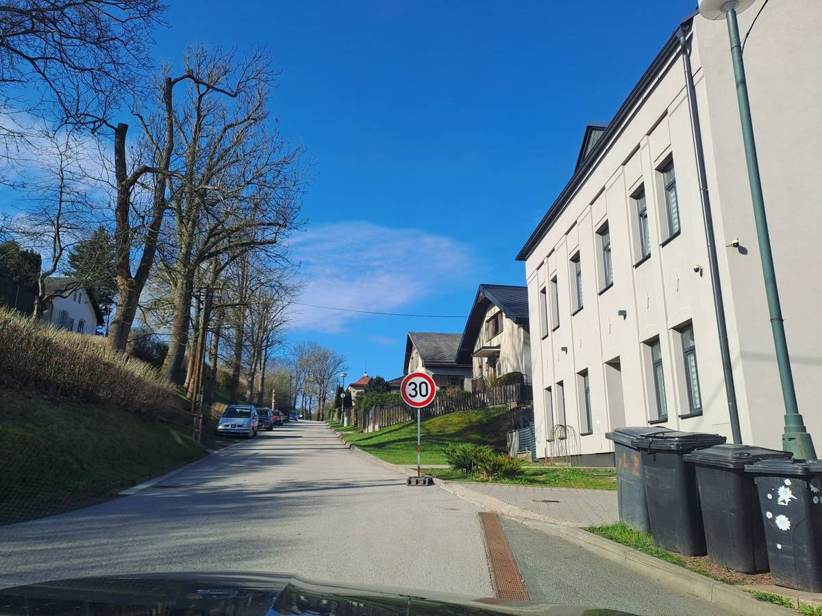 Vážení spoluobčané, na místní komunikaci v ulici Chelčického po Krétu byla nově doplněna dopravní a bezpečnostní opatření ke zvýšení bezpečnosti provozu:  snížení maximální povolené rychlosti na 30 km/h zřízení dopravních výhyben pro protijedoucí vozidla doplnění dopravní značky „slepá ulice“ na křižovatce směrem na Krétu  Ulice Poděbradova je přes Krétu dostupná pouze pro rezidenty ulice Poděbradova a okolí. Ulice Poděbradova není průjezdná, proto je nutné využívat objízdné trasy. Další informace naleznete na webových stránkách města: www.upice.cz. Děkujeme, že respektujete dopravní značení, a přejeme vám krásné svátky. Město Úpice