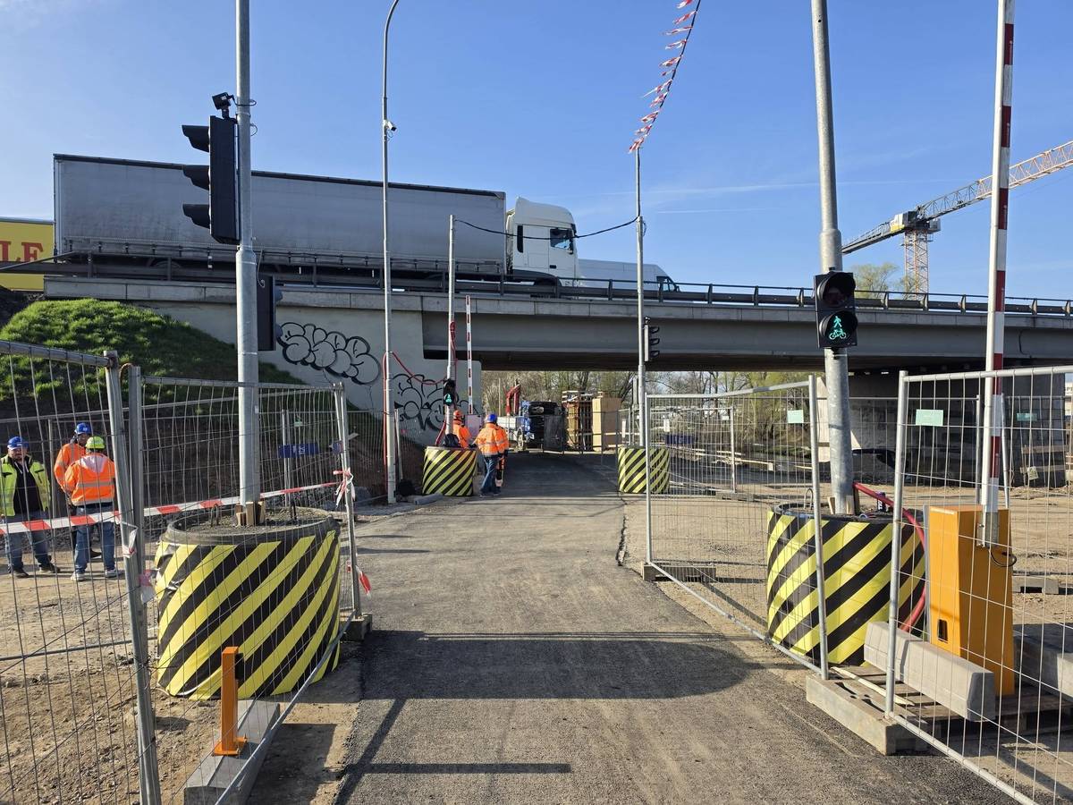 🚦Od dnešního rána je zprůchodněná cyklostezka vedle řeky Svratky v místě křížení s D1. 🙏Prosíme o respektování dopravních značek a semaforů.