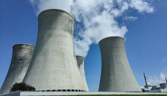 Dnes, ve středu 1. dubna proběhne mimořádná zkouška areálových sirén Jaderné elektrárny Dukovany. Kolísavý tón v délce 140 sekund bude znít v areálu elektrárny přesně v časech 12:00 a 12:15 hod. Na tyto speciální akustické signály, které budou znít v dalekém okolí elektrárny souběžně s celostátní zkouškou sirén, obyvatelé nemusí nijak reagovat.