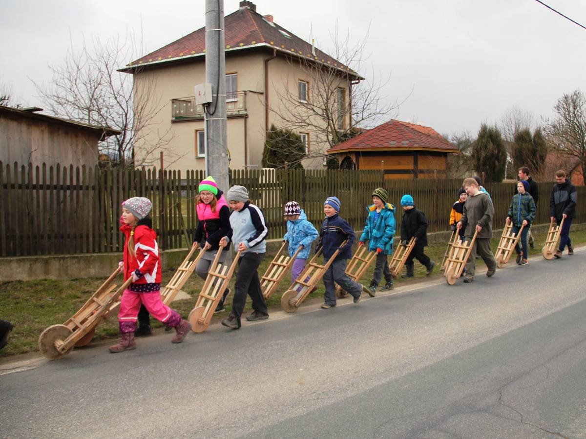 Zelený čtvrtek - 18:00. Velký pátek - 7:00, 12:00, 15:00, 18:00. Bílá sobota - 7:00, 12:00. Setkání koledníků u kaple Sv. Benedikta. Doprovod dospělé osoby bude zajištěn.