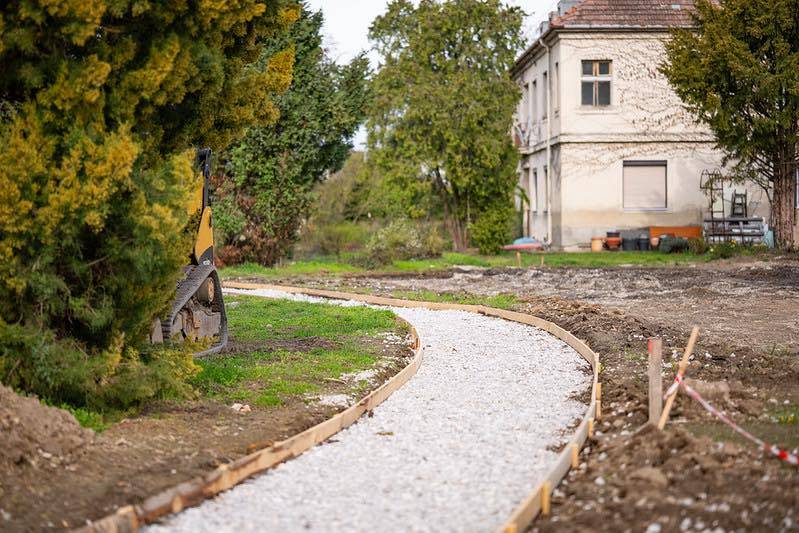 Vážení občania, radi by sme vás informovali o aktuálnom stave revitalizácie parku. Práce prebiehajú v súlade s plánom a park postupne nadobúda svoju novú podobu. Vynovený park bude odovzdaný do užívania verejnosti na jeseň 2026.