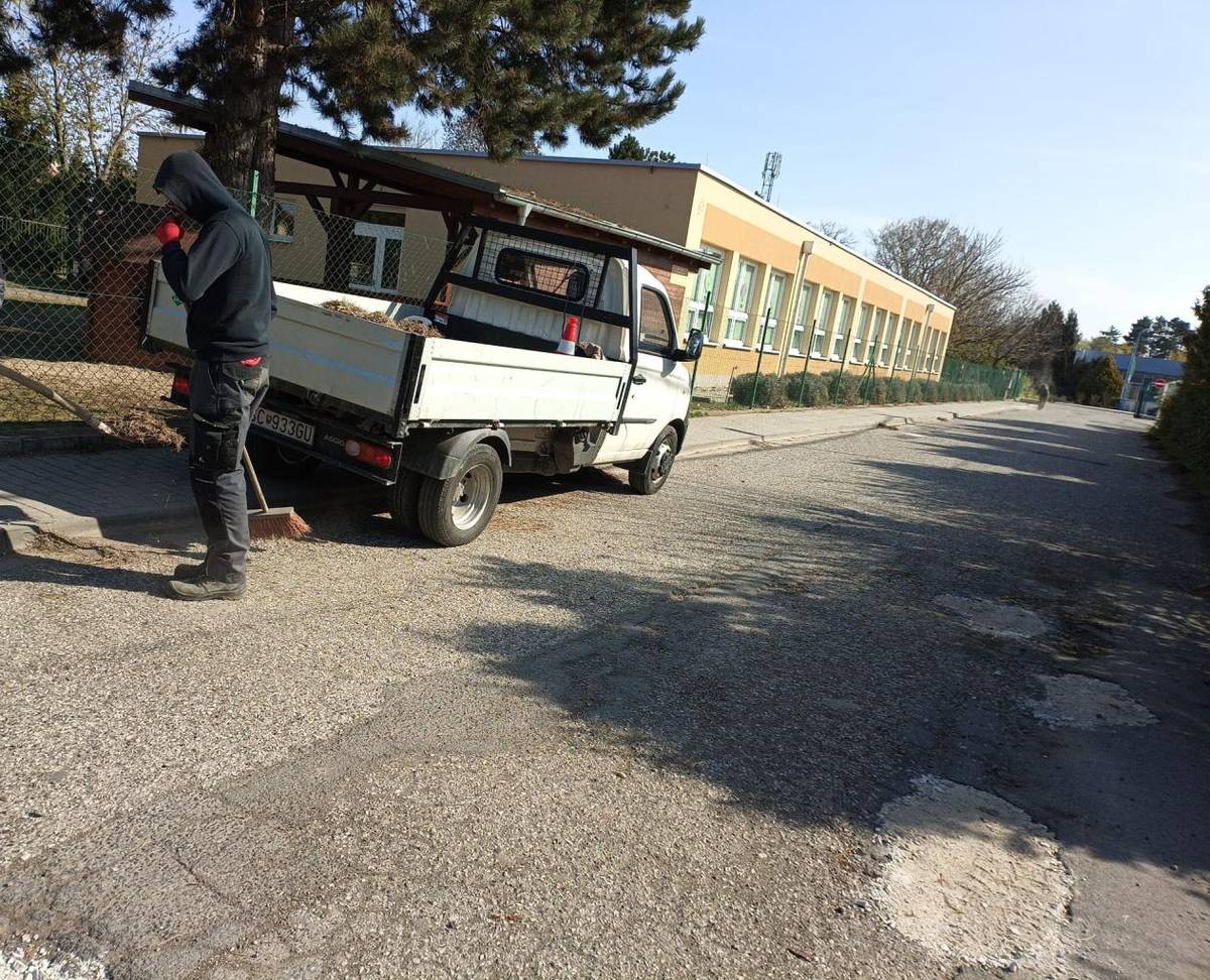 Vážení občania, uvedomujeme si stav vozovky v tejto časti našej obce, preto sme v týchto dňoch zrealizovali nevyhnutné provizórne opravy najkritickejších častí a výtlkov. Cieľom bolo čo najrýchlejšie zabezpečiť aspoň základnú zjazdnosť a predísť škodám na vozidlách.