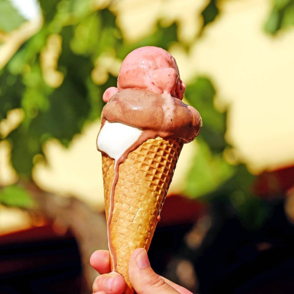 Od zajtra sa v Ružindole začína sladká sezóna!  Jar je v plnom prúde a s ňou prichádza aj malá radosť, ktorá poteší malých aj veľkých – zmrzlina je späť. Príďte si vychutnať prvé jarné dni s obľúbenou príchuťou v ruke.  Čaká na Vás najlepšia zmrzlina v okolí.