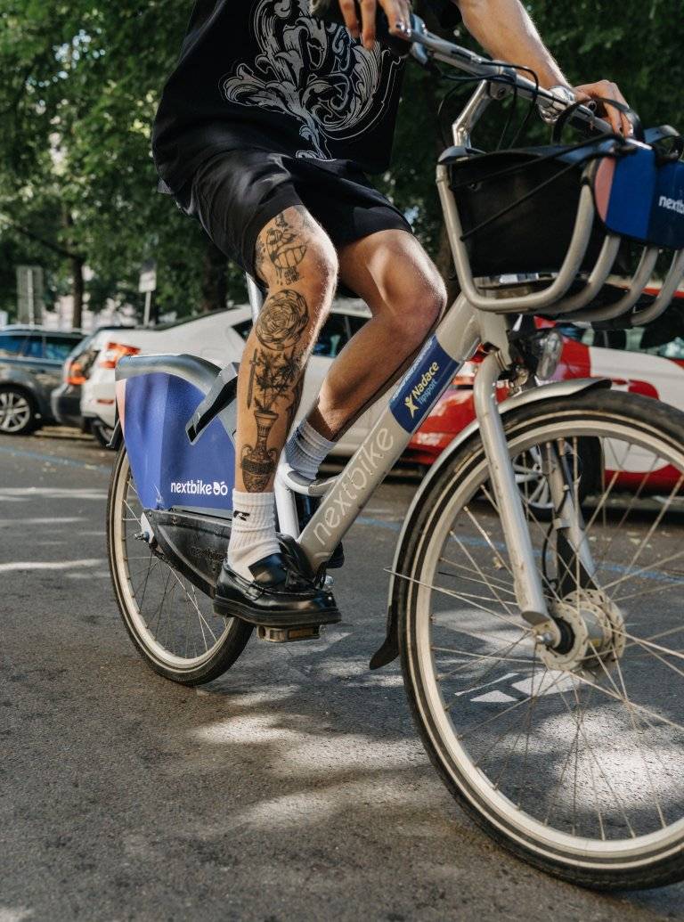 Stejně jako v desítkách dalších měst se i v Hranicích po Velikonocích objeví sdílená kola, tedy kola, která si může zapůjčit jak občan města, tak i jeho návštěvník.  Na celkem 25 stanovištích bude rozmístěno celkem 60 kol. Jedná se o pilotní projekt, který bude následně vyhodnocen a poté se rozhodne, zda v něm bude město Hranice pokračovat.