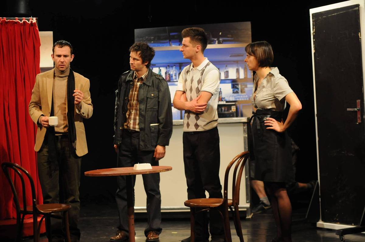 Milí senioři z Hovorčovic, srdečně Vás zdravíme ze Studia Ypsilon a rádi bychom Vám nabídli možnost návštěvu divadelního představení „Drama v kostce“ (není to drama 😊, ba právě naopak) v úterý 14. 4. 2026 v 10.00 hodin za zvýhodněnou cenu 250 Kč.  Těšit se můžete na kultovní a ikonickou inscenaci Jana Havelky na téma „co je to divadlo“. Jak sám název napovídá, čeká Vás svižné, hravé a zábavné představení. „Divadlo je vždy něco mezi barem a estetickým tvarem.“ Vstupenky si můžete objednat e-mailem: ou@hovorcovice nebo telefonicky: 283 933 123 Více informací o představení naleznete zde: https://www.ypsilonka.cz/repertoar/hrajeme/drama-v-kostce-pokus-2-mysterium-skutecnosti