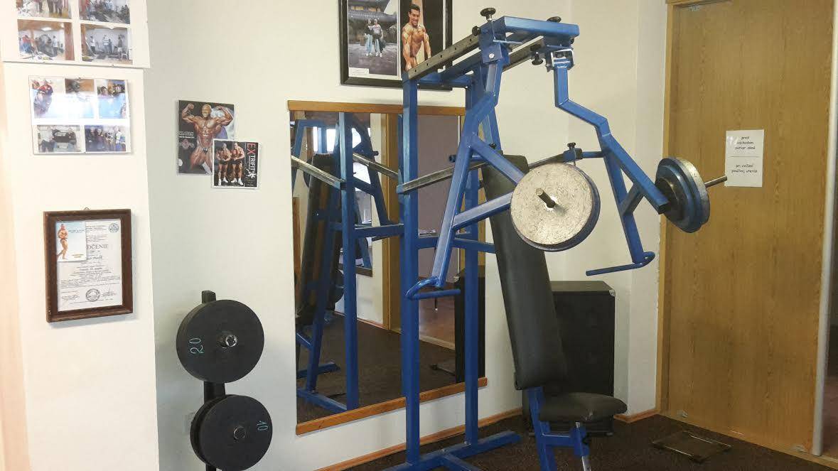 Priestory Valčianskeho fitness centra boli vybudovane v rámci prestavby obecného úradu, ktorý bol financovaný z fondov európskej únie. Dodržiavanie podmienok zmluvy bolo nevyhnutnou podmienkou. Priestory dnešného fitness boli nevyužívané, preto som podal  návrh na obecnom zastupiteľstve na vybudova