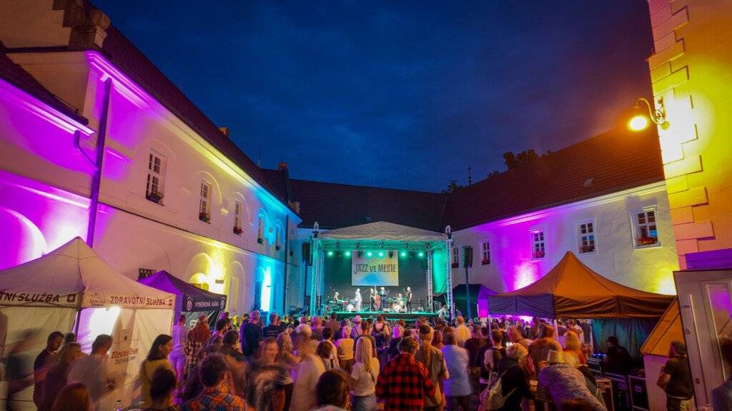 Také v letošním roce bude město Frýdek-Místek patřit v polovině léta jazzu. Festival Jazz ve městě oslaví krásné kulaté jubileum – půjde o jeho 20. ročník. Konat se bude ve dnech 24. a 25. července 2026 nejen na zámku a v jeho okolí, ale také v areálu Nové Osmičky.