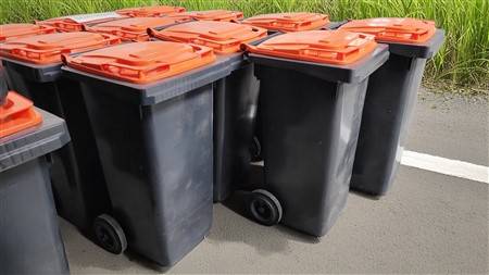 Vážení občania, nové začipované nádoby na komunálny odpad, ktoré ste si mohli do konca marca bezplatne prevziať v areáli zberného dvora spoločnosti Brantner Fatra, budú k dispozícii aj naďalej.