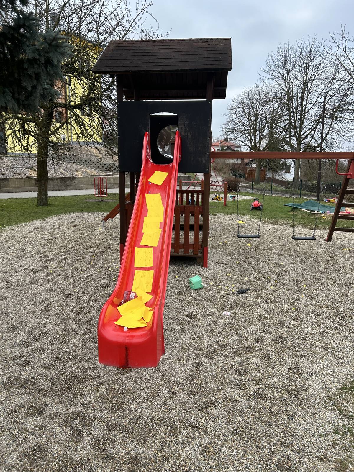 Upozornění pro občany a maminky – Dětské hřiště Brzkov Vážení spoluobčané, maminky a tatínkové, v posledních dnech jsme si všimli, že na našem dětském hřišti v Brzkově je bohužel velký nepořádek. Na trávě, na štěrkové ploše i u pískoviště leží rozházené hračky (odrážedla, traktůrky, lopatky, kyblíky…), plastové lahve, odpadky a další věci, které tam nepatří. Dětské hřiště vypadá zanedbaně a není příjemné na hraní. Proč to řešíme? Dětské hřiště je společný prostor pro naše děti. Když tam zůstávají rozházené hračky a odpadky, hrozí riziko úrazu, hřiště se rychleji ničí a není to pěkné prostředí pro hraní. Prosíme všechny rodiče a děti: •  Po hraní si prosím ukliďte své hračky – hračky skládejte k plotu, aby byly na jednom místě a nebyly rozházené po celém hřišti. •  Pískoviště vždy zakryjte plachtou po skončení hraní (chrání písek před deštěm, zvířaty a nečistotami). •  Odpadky (lahve, obaly, papírky) vyhazujte do košů, případně si je odneste domů. •  Pokud vidíte, že hračky někde leží delší dobu, pomozte je uklidit – patří všem dětem. •  Naučme naše děti zodpovědnosti už od malička. Čisté a upravené hřiště je příjemnější pro všechny. Stačí pár minut po hraní a hřiště bude zase hezké a bezpečné. Děkujeme všem, kteří se k úklidu připojí a budou na pořádek dbát. Pokud máte jakýkoliv podnět nebo nápad, jak hřiště udržovat v lepším stavu, klidně napište. S pozdravem Obec Brzkov