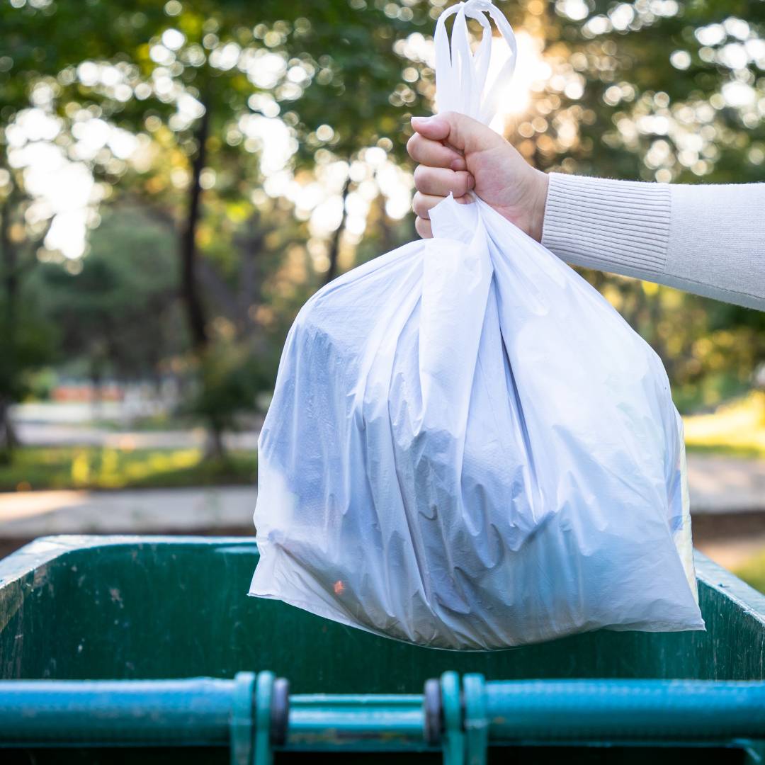 V súvislosti s nadchádzajúcimi veľkonočnými sviatkami upozorňujeme obyvateľov na zmenu termínov vývozu komunálneho odpadu. Zber zmesového komunálneho odpadu (čierna nádoba), ktorý bol pôvodne plánovaný na 6. apríla 2026 (pondelok), sa uskutoční v náhradnom termíne 7. apríla 2026 (utorok). Zber biologicky rozložiteľného odpadu z rodinných domov (hnedá nádoba), plánovaný na 6. apríla 2026, bude vykonaný v predstihu, a to 4. apríla 2026 (sobota). Ostatné vývozné dni zostávajú bez zmeny a budú prebiehať v obvyklom režime. Prosíme obyvateľov, aby si uvedené zmeny zohľadnili a pripravili nádoby na vývoz v správnych termínoch. Ďakujeme za spoluprácu a prajeme príjemné prežitie veľkonočných sviatkov.