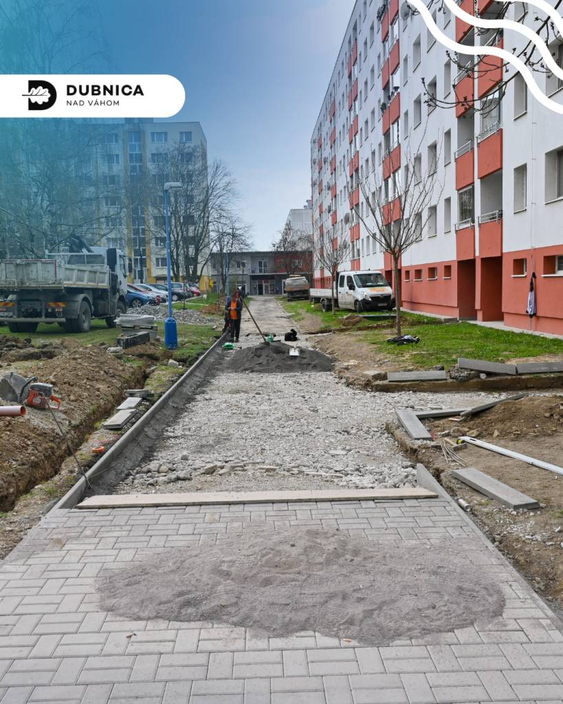 Samospráva pokračuje v systematickej rekonštrukcii peších komunikácií. Okrem prác v mestskej časti Prejta a na Hasičskej ulici sa aktuálne realizuje obnova chodníkov aj na sídlisku Pod hájom, konkrétne vo vnútrobloku pri bytovom dome č. 956.