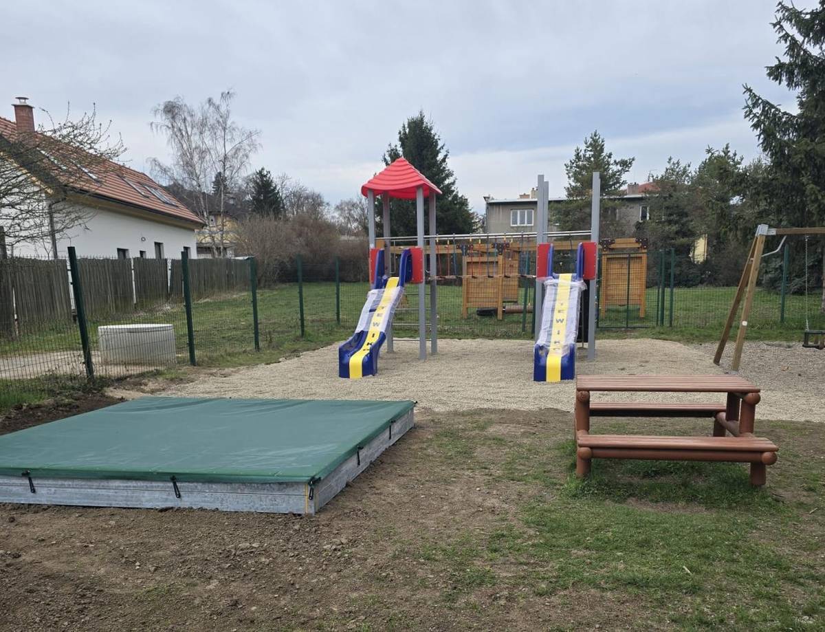 Dětské hřiště v ulici Zahradní se po rekonstrukci otevře v pondělí 13.4. Zároveň bude hřiště jako dříve uzamčeno a ke vstupu bude potřeba klíč. Zámek je stejný, tedy kdo má klíč z minula, může ho bez problému použít, kdo klíč nemá stačí se kdykoliv během dne zastavit na úřadě a klíč si vyzvednout.