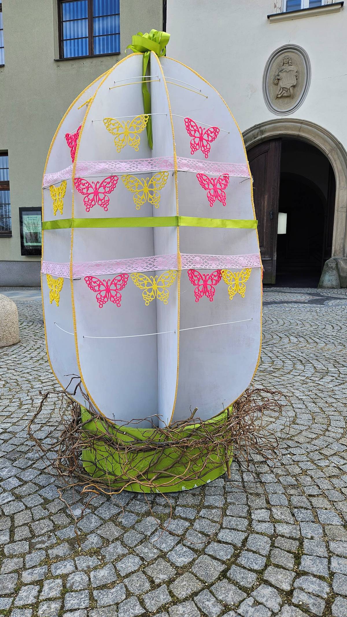 Děkujeme žákům ze ZŠ Boskovice, Slovákova za výrobu velikonočního vejce, které od středy 1. dubna zdobí naše náměstí. Přijďte se na něj podívat a třeba se i vyfotit.