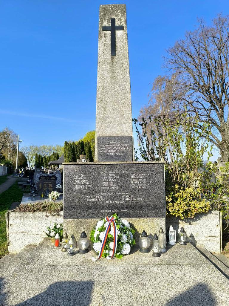 Dnes sme si uctili kladením venca pamiatku našich obyvateľov, ktorí padli v druhej svetovej vojne.