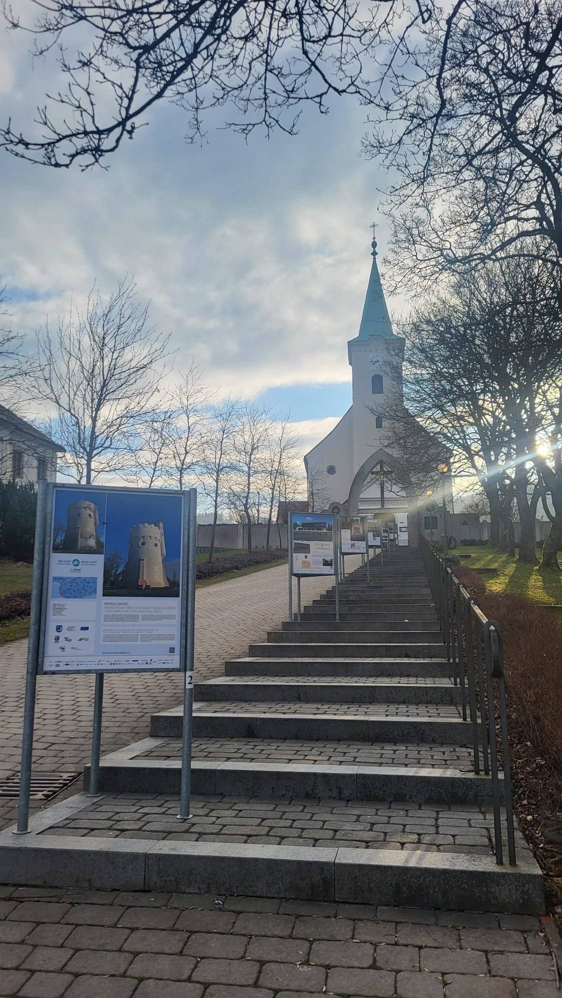 Rádi vás zveme na 17. ročník výstavy „Má vlast cestami proměn“, která přibližuje zajímavé proměny míst napříč celou republikou. Své místo zde má i naše obec – nenechte si ujít fotografie zachycující proměnu červenovodského muzea, na kterou můžeme být opravdu hrdí. Výstavu najdete na schodech pod kostelem sv. Matouše a k vidění bude až do konce dubna 2026. Zastavte se při procházce, udělejte si malou chvilku pro sebe a potěšte se pohledem na to, jak se naše okolí postupně mění k lepšímu. 💚🖼️ Zdroj textu: Facebook obce Červená Voda