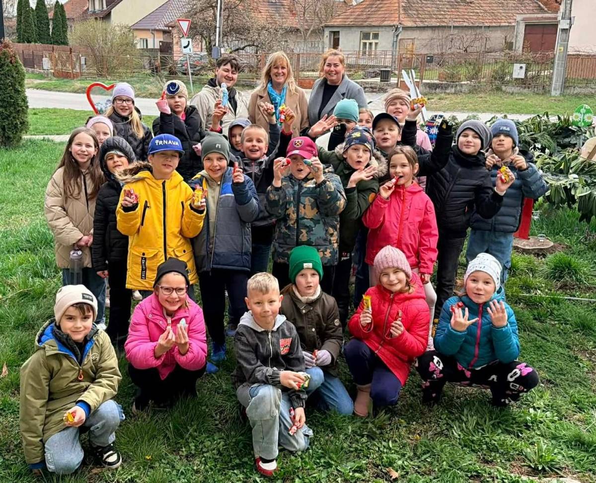Príchod Velkonočných sviatkov spestrili naši žiaci ZŠ Bronzová výzdobou farebných stužiek a ozdôb, ktoré si sami zhotovili. Jeden strom je vyzdobený ozdobami, ktoré pripravili deti MŠ so svojimi učiteľkami.