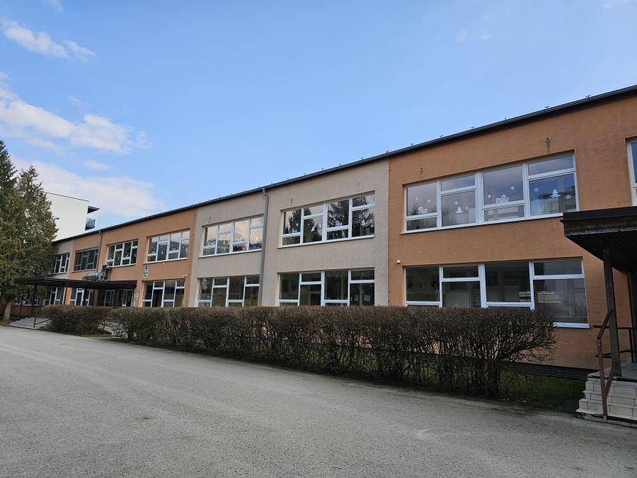 Na základe doručenej informácie, oznamujeme verejnosti, že práce na stavbe: „Rýchle energetické opatrenia v meste Púchov“, miesto stavby Základná škol...