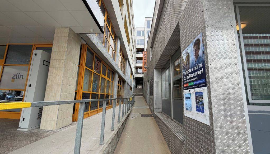 Zlín - Jarní opravy jsou tady. Už v pondělí 6. dubna, tedy přímo o Velikonocích, začne v centru města uzavírka průchodu mezi náměstím Míru a ulicí Zarámí. Důvodem jsou stavební práce na budově městského úřadu v ulici Zarámí 4421. Dobrou zprávou je, že práce se nedotknou obchodů, které zůstanou v provozu bez omezení. Uzavírka by měla skončit na začátku května.
