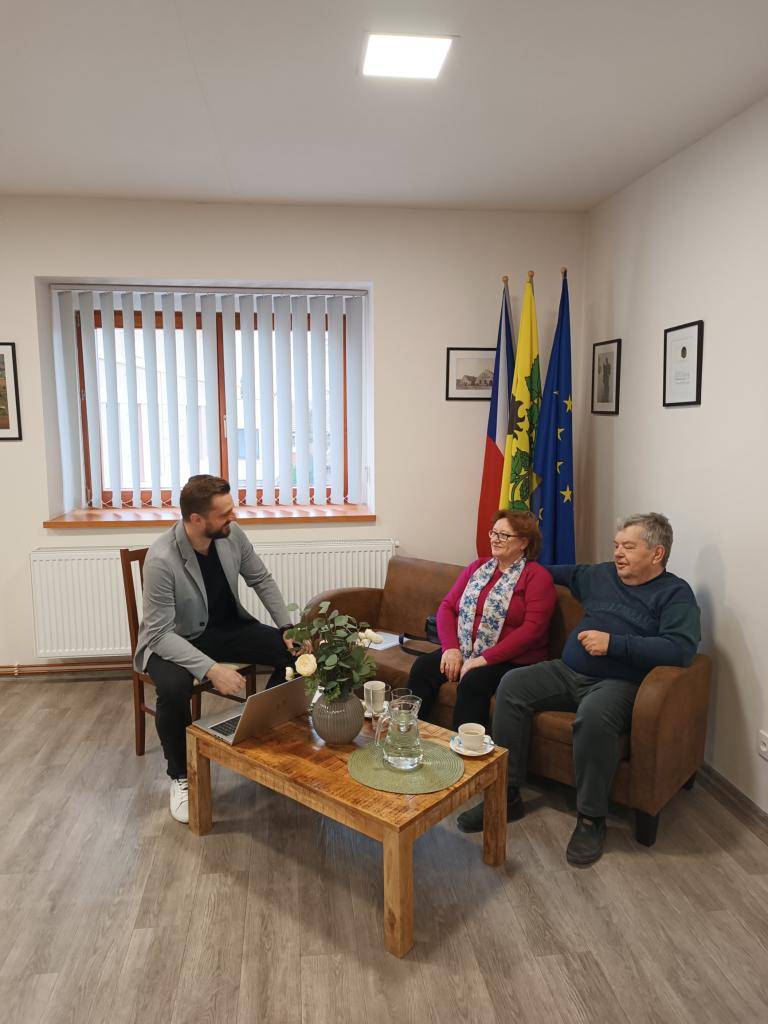 V pondělí 30. března pozval pan starosta na obecní úřad spoluobčany Hanku a Františka Záveských, kteří přijali pozvání k přátelskému setkání. Hlavním tématem byla jejich účast na univerzitě třetího věku, které se aktivně věnují.