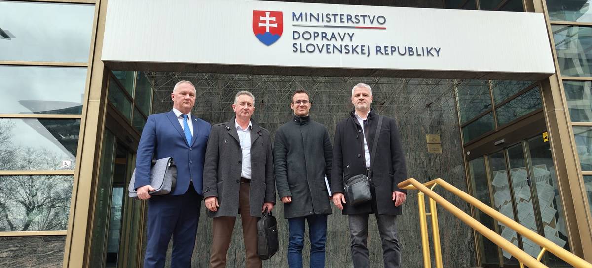 Dňa 30. marca som sa spolu s prednostom MsÚ Tlmače Marekom Kellerom zúčastnil pracovného stretnutia na Ministerstve dopravy so štátnym tajomníkom Ing. Igorom Chomom. Rokovania sa zúčastnili aj zástupcovia MD SR, ŽSR a SSC, viceprimátor Levíc Peter Benček a starostovia obcí Kalná nad Hronom Igor Gogora a Malé Kozmálovce Ladislav Pisch. Hlavnou témou bola dopravná situácia v regióne Tekov a konkrétne problémy jednotlivých samospráv. V Tlmačoch ide najmä o riešenie problematickej križovatky a železničného priecestia, v Malých Kozmálovciach o vybudovanie chodníka popri ceste I. triedy. V Kalnej nad Hronom sa riešila pripravovaná výstavba nových mostov cez rieku Hron, ktoré nahradia súčasné. V Leviciach ide o križovatku pri Merkury Markete. V prípade mostov v Kalnej nad Hronom je financovanie zabezpečené. Pri ostatných projektoch sme však boli informovaní, že v súčasnosti nie sú alokované finančné prostriedky. Napriek tomu sme sa dohodli na ďalšom spoločnom stretnutí priamo v Tlmačoch, tentokrát aj za účasti NSK, s cieľom nájsť čo najlepšie spoločné riešenia pre celý región. Miroslav Kupči primátor mesta Tlmače