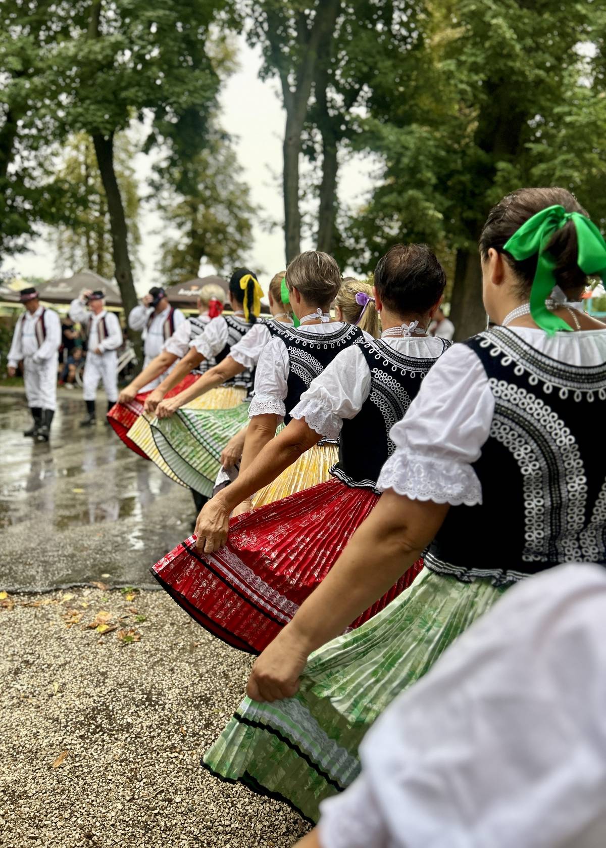 Pozývame vás na vystúpenie miestneho Klubu slovenského folklóru Mestečko, ktoré sa uskutoční v rámci otvorenia Kultúrneho centra Osveta v nedeľu 19. 4. 2026 o 15:00. Príďte si vypočuť a pozrieť pásmo V Mestečku sa radujú v podaní našich leopoldovských spevákov, hudobníkov a tanečníkov. Vystúpenie je zadarmo, z kapacitných dôvodov je však potrebné rezervovať si vstupenky. Ak potrebujete poradiť s rezerváciou, radi vám pomôžeme: Michalea Kollárová, +421910 434 380.