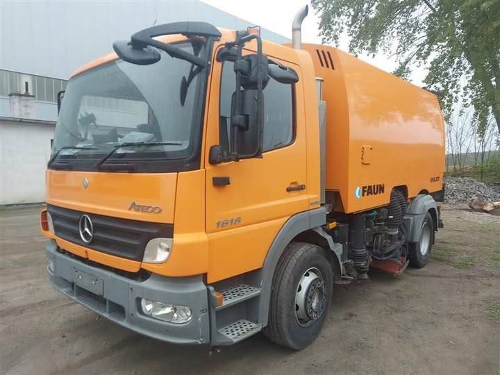 Ve středu 8. dubna 2026 od 8:00 bude v obci Příbram na Moravě probíhat strojní čištění silnic. Toto čištění nebude řešeno dopravním značením a má za úkol provést v krátkém čase sběr maximálního množství posypového materiálu po zimě.