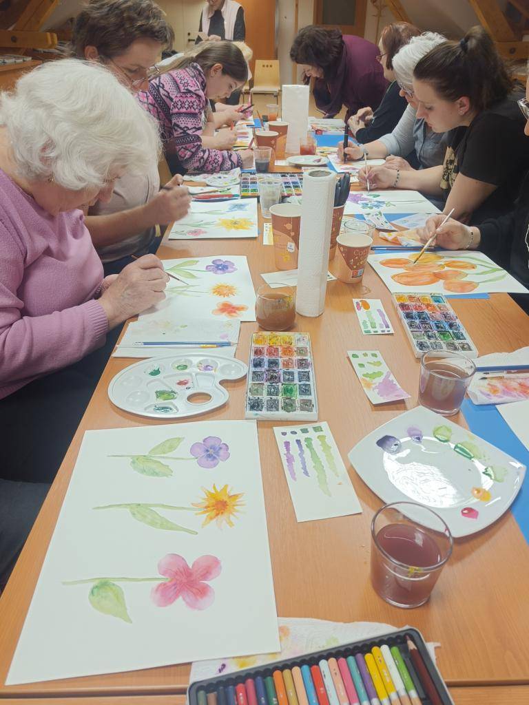 Ve středu 11. března 2026 proběhlo v Centru volnočasových aktivit v Milíně jarní tvoření pomocí akvarelu a díky tomu vzniklo mnoho krásných květin, které rozveselily a rozjasnily nejen naše skvělé účastnice, ale i nás.