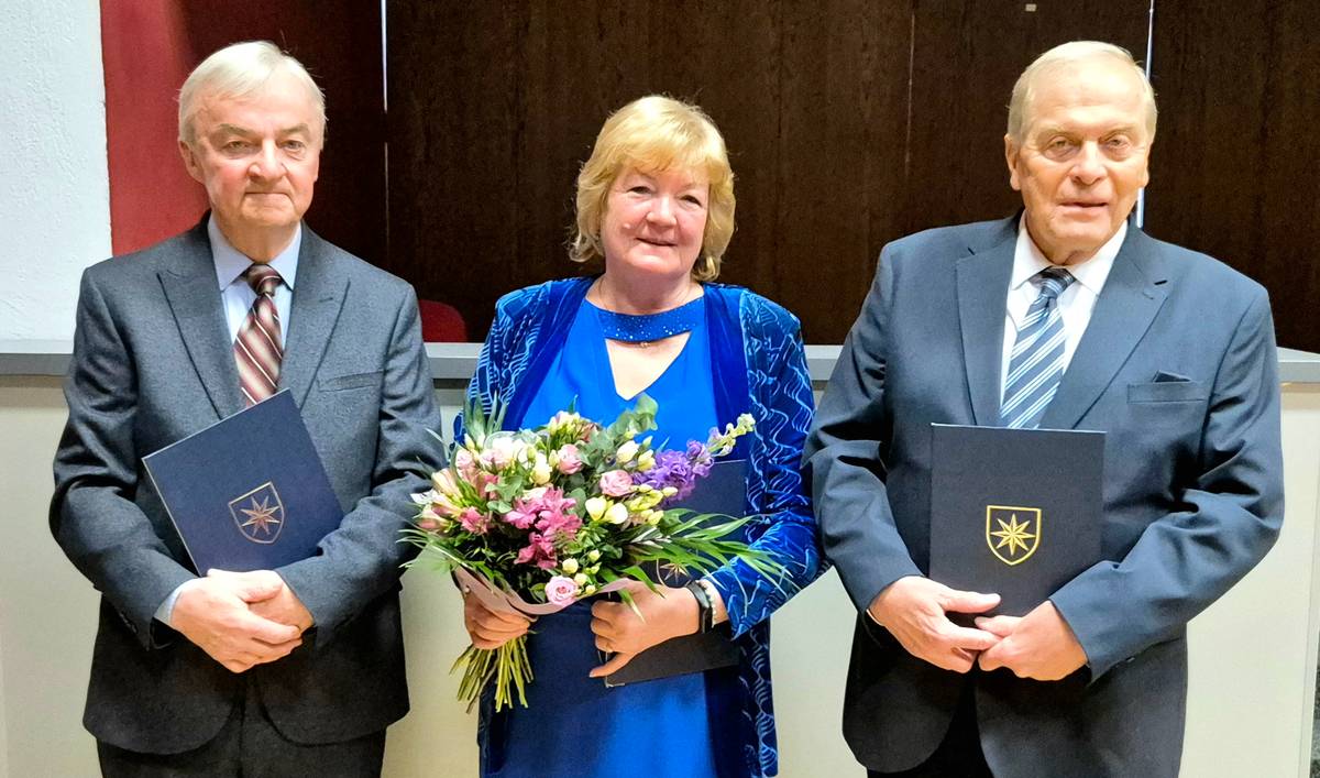 V úterý 31. března 2026 proběhlo v Kulturním domě Karlov slavnostní předávání ocenění Benešovský Ámos 2026, které každoročně připomíná význam práce pedagogů i dalších pracovníků ve školství. Letos ocenění obdrželi Petr Jiruška, Milada Rýdlová a Zdeněk Zahradníček.