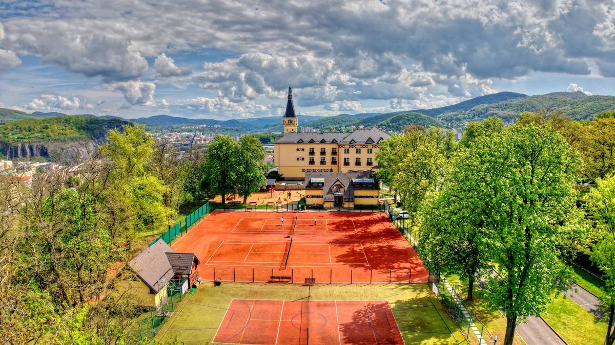 Od 1. dubna se znovu otevře po zimní pauze – a je na co se těšit! 🤩 Tenisové kurty 🏸, víceúčelové hřiště 🏀, kurt na padel, dětské hřiště 🛝… zkrátka ideální místo pro sport i pohodové odpoledne. 🕗 Otevřeno denně 8:00–20:00 (přestávka 14:00–14:30) 📅 Sezóna běží až do 31. 10. Areál nabízí: ✔️ zázemí pro sportovce (sprchy, šatny, WC) ✔️ občerstvení  ✔️ možnost zapůjčení sportovního vybavení ✔️ možnost online rezervace sportovišť  A když si budete chtít od sportu odpočinout? 👉 zkuste zrcadlové nebo přírodní bludiště (otevřené celoročně) 👉 vyrazte na procházku po NS Větruše–Vrkoč s novými cedulemi 👉 nebo si užijte výhledy z vyhlídek Heleny Borské či Humboldtovy vyhlídky 🚡 Nahoru se pohodlně dostanete lanovkou od OC Forum. 💡 TIP: Lepší zážitek Vám zajistí TicketPack. Nabízí mimo jiné jízdné lanovou dráhou či vstup do zrcadlového bludiště se slevou.  Tak co, dáte si první jarní zápas nebo jen pohodovou procházku? 😉 👉 Sportovní areál Větruše 👉 Přírodní a zrcadlové bludiště 👉 Lanová dráha