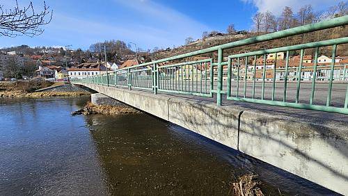 Starý most ze 60. let nahradí nová konstrukce splňující současné normy. Řidiče, chodce i vodáky čekají několik měsíců trvající dopravní omezení.