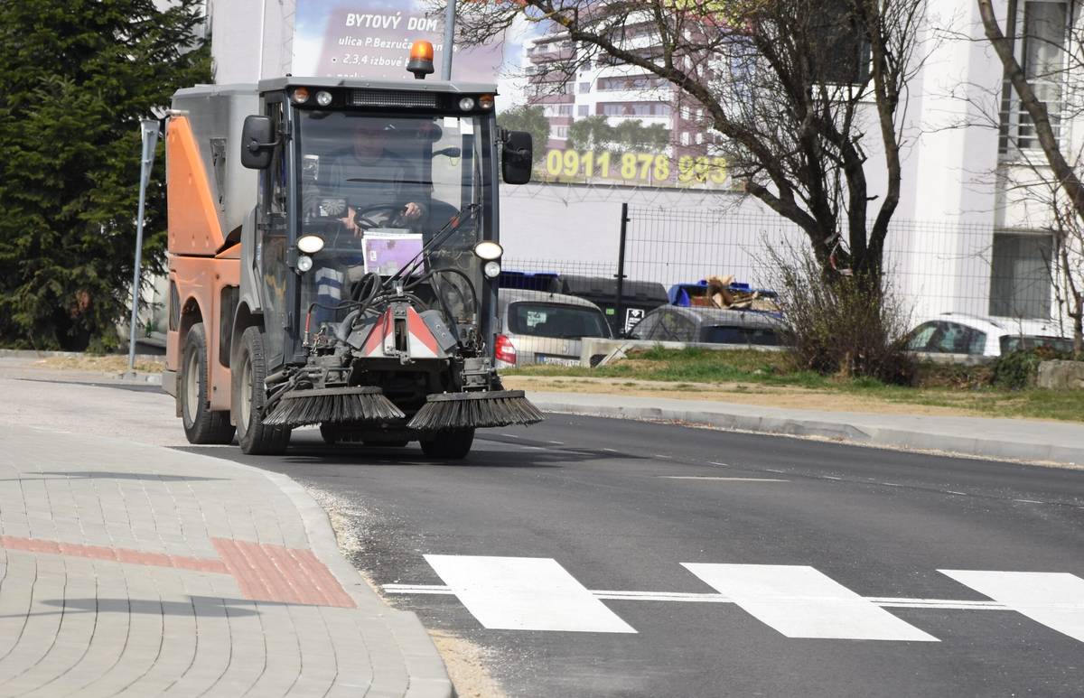 Od polovice marca sa začalo v našom meste s čistením ciest po zime. Zametacie stroje začali najskôr pracovať v uliciach bez parkovacích miest. Po Veľkej noci sa budú čistiť ostatné cesty, postupne vo všetkých mestských častiach. Pre kvalitný výsledok je dôležitá spolupráca s vami – vodičmi. Spočíva v rešpektovaní dočasných dopravných značení s oznamom o čistení komunikácií v lokalite, kde [...]Čítať viac...