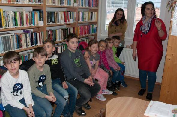 V Mesiaci knihy neobišli našu knižnicu ani školáci – žiaci Školskej družiny pri ZŠ vo Valči. Navštívili ju spoločne s p. učiteľkami Z. Piňákovou a P. Krupčíkovou.