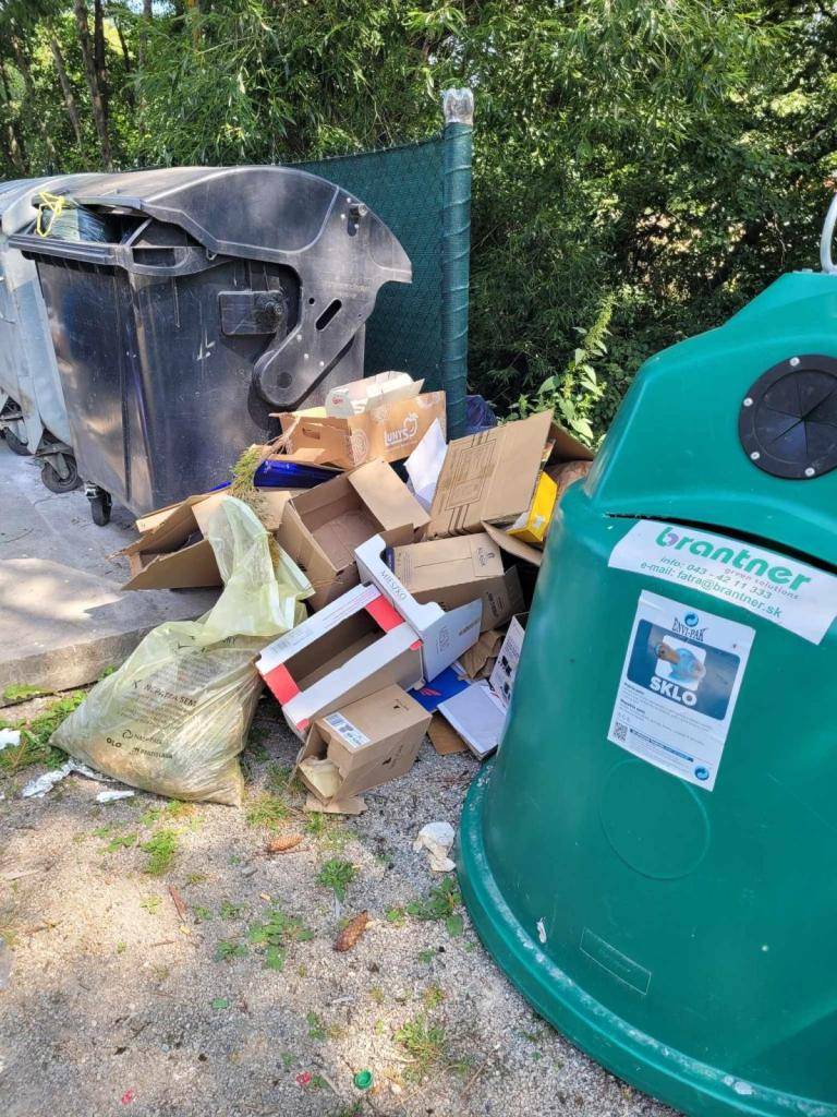 Vážení spoluobčania,  opakovane si Vás dovoľujeme  požiadať o spoluprácu pri separovaní odpadu v našej obci.