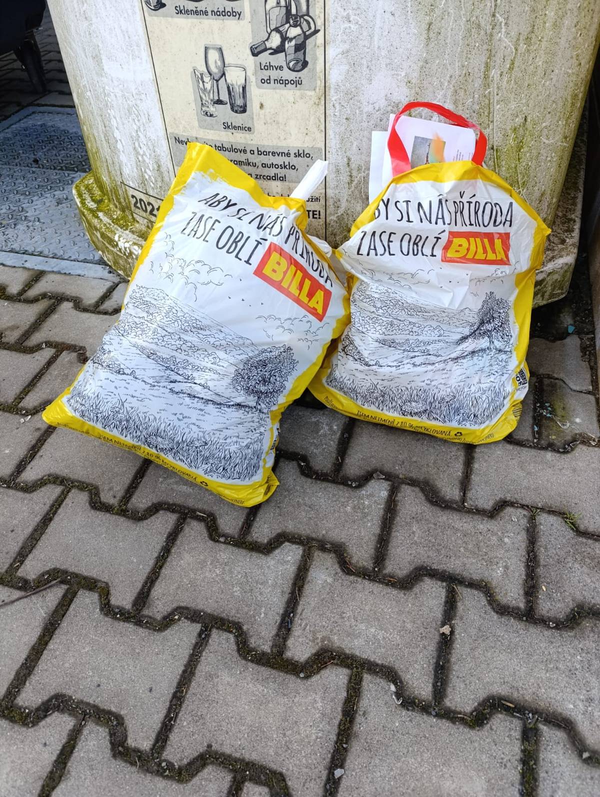 U obecních kontejnerů byly nalezeny dvě igelitové tašky s domovním odpadem některého z občanů. PATŘÍ do popelnice majitele odpadu. Je nám líto, že často dochází k takovému jednání, které znečišťuje veřejný prostor a komplikuje práci těm, kteří se o pořádek starají.