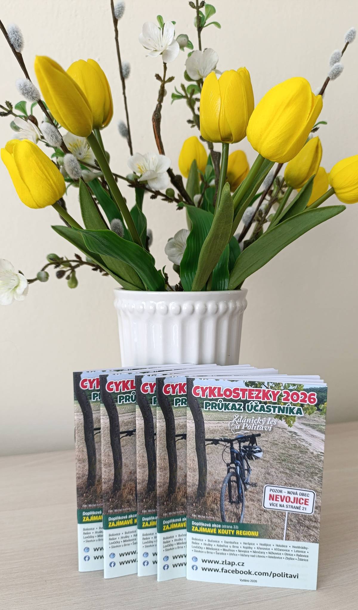 🌸 Jaro je tady a s ním i oblíbená cykloakce! 🚴♂️ Dobrovolný svazek obcí Ždánický les a Politaví opět pořádá cykloakci za poznáním našeho regionu. Průkazky pro letošní ročník už na vás čekají na obecním úřadě. Stačí si ji vyzvednout, nasednout na kolo a vyrazit sbírat razítka napříč obcemi a městy svazku. 🗺️ Užijete si spoustu krásných kilometrů, zajímavých zastávek a možná i objevíte místa, která jste ještě neznali. 😉 🎁 Navíc se můžete zapojit i do doplňkové soutěže – více informací najdete přímo v průkazce. Tak neváhejte, šlápněte do pedálů a vydejte se poznávat krásy našeho regionu! 💚